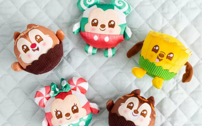 迪士尼 Munchlings 糖果造型毛公仔盲盒 HK$99 立即購買迪士尼這款是由米妮、米奇、鋼牙、大鼻、高飛、布魯托化身成糖果造型的毛公仔，總共有7款，毛公仔的質感超級治愈，而且這款盲盒最大的特點